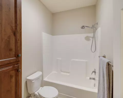 Bath - 3863 Indian Wells Ln, Redding, CA 96002 photo 3 of 9