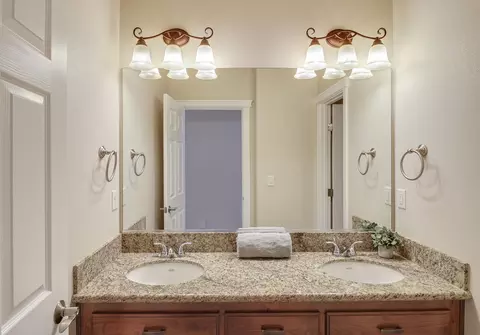 Bath - 3863 Indian Wells Ln, Redding, CA 96002 photo 4 of 9
