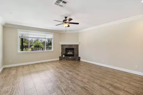 Living - 3863 Indian Wells Ln, Redding, CA 96002 photo 3 of 5