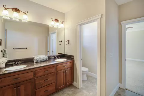 Bath - 3863 Indian Wells Ln, Redding, CA 96002 photo 9 of 9