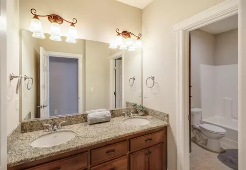 Bath - 3863 Indian Wells Ln, Redding, CA 96002 photo 2 of 9