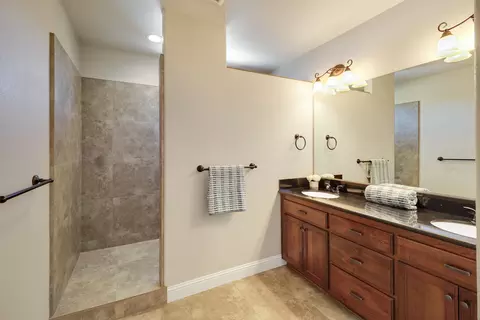 Bath - 3863 Indian Wells Ln, Redding, CA 96002 photo 5 of 9