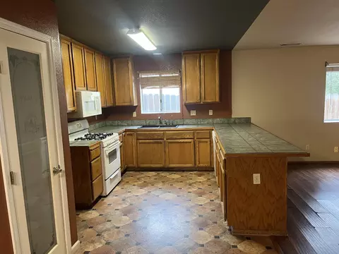6871 Hemlock St, Redding, CA 96001