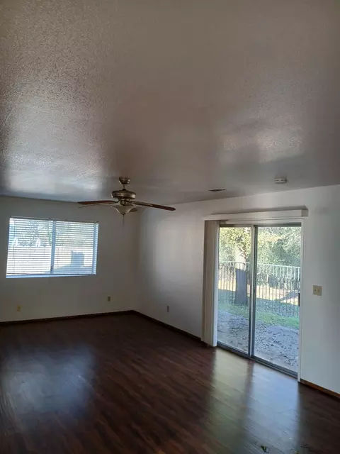 6871 Hemlock St, Redding, CA 96001 photo 3