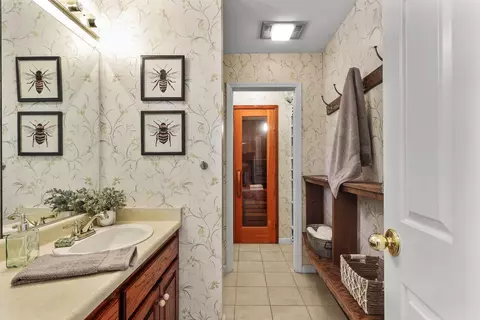 Bath - 503 River Oaks Dr, Redding, CA 96001 photo 5 of 12