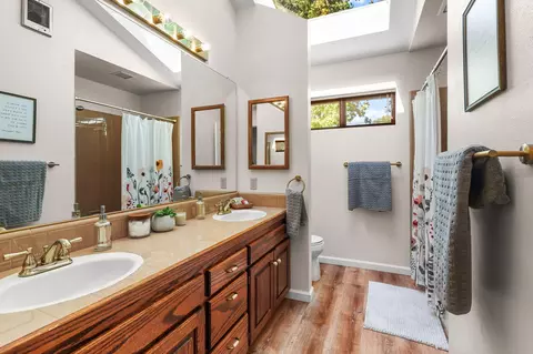 Bath - 503 River Oaks Dr, Redding, CA 96001 photo 3 of 12