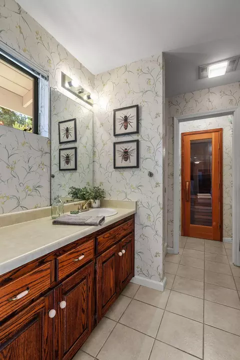 Bath - 503 River Oaks Dr, Redding, CA 96001 photo 12 of 12