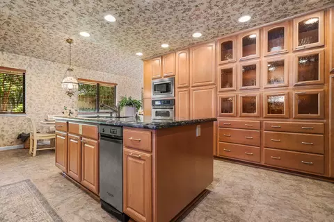 Kitchen - 503 River Oaks Dr, Redding, CA 96001 photo 7 of 8