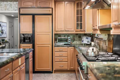 Kitchen - 503 River Oaks Dr, Redding, CA 96001 photo 6 of 8