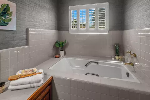 Bath - 503 River Oaks Dr, Redding, CA 96001 photo 8 of 12