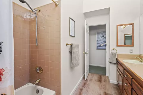 Bath - 503 River Oaks Dr, Redding, CA 96001 photo 11 of 12