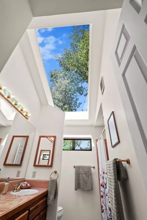 Bath - 503 River Oaks Dr, Redding, CA 96001 photo 4 of 12
