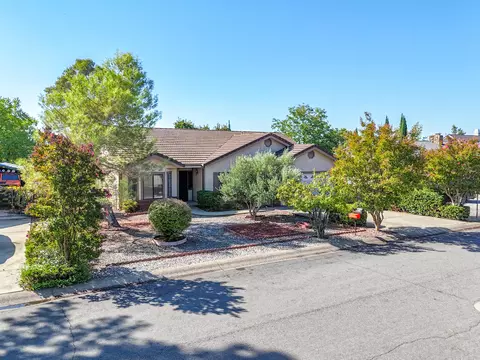 621 Collyer Dr, Redding, CA 96003