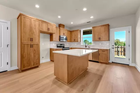 525 N Boulder Dr, Redding, CA 96003 photo 4