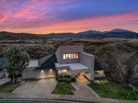 738 Sunriver Ln, Redding, CA 96001