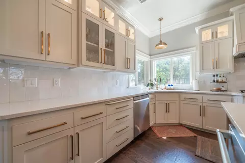 Kitchen - 16107 Texas Springs Rd, Redding, CA 96001 photo 4 of 15