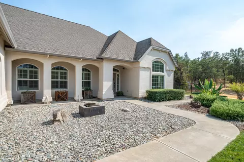 Exterior - 16107 Texas Springs Rd, Redding, CA 96001 photo 5 of 41