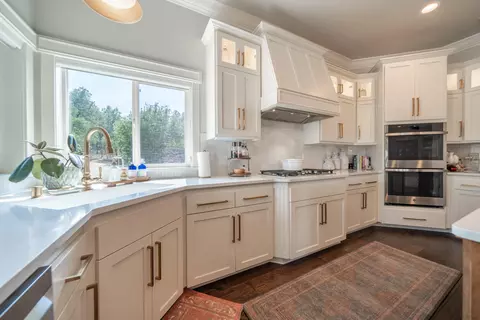 Kitchen - 16107 Texas Springs Rd, Redding, CA 96001 photo 5 of 15