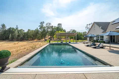 Exterior - 16107 Texas Springs Rd, Redding, CA 96001 photo 17 of 41