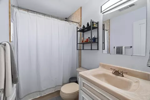 Bath - 810 Cascade Ave, Red Bluff, CA 96080 photo 1 of 1