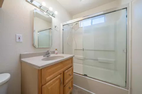Bath - 2163 Grape Ave, Redding, CA 96001 photo 1 of 1