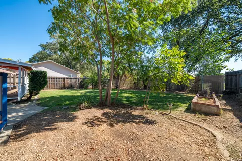 Exterior - 2163 Grape Ave, Redding, CA 96001 photo 8 of 17