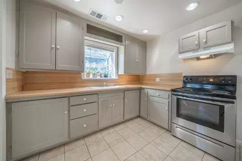 Kitchen - 2163 Grape Ave, Redding, CA 96001 photo 2 of 3