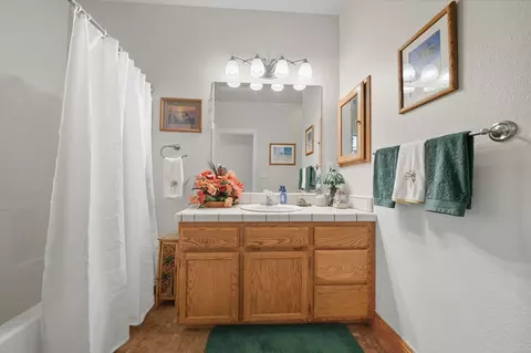 Bath - 3570 Old Lantern Dr, Redding, CA 96003 photo 2 of 3