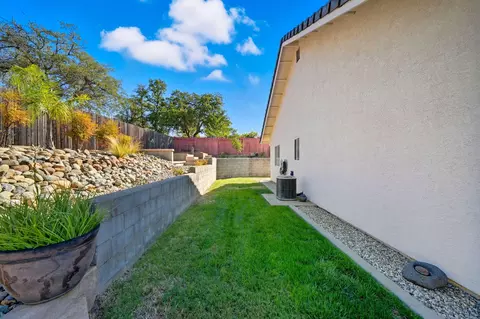Exterior - 3570 Old Lantern Dr, Redding, CA 96003 photo 7 of 8