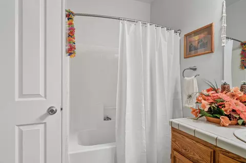 Bath - 3570 Old Lantern Dr, Redding, CA 96003 photo 3 of 3