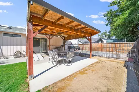 Exterior - 6955 Yvonne Ct, Redding, CA 96001 photo 6 of 9