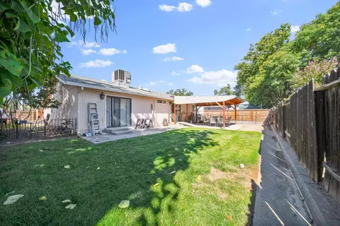 Exterior - 6955 Yvonne Ct, Redding, CA 96001 photo 7 of 9