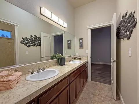 Bath - 2807 Montana Sky Dr, Redding, CA 96002 photo 2 of 6