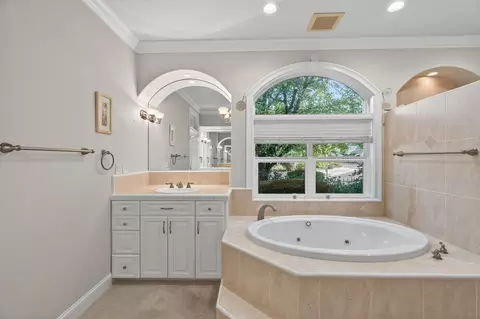 Bath - 2275 Crescent Moon Dr, Redding, CA 96001 photo 1 of 7
