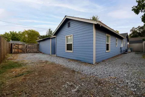 Exterior - 2124 Garden Ave, Redding, CA 96001 photo 3 of 4
