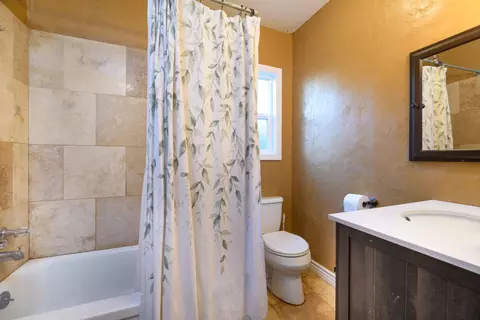 Bath - 2124 Garden Ave, Redding, CA 96001 photo 1 of 1