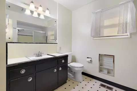 Bath - 6941 Riverside Dr, Redding, CA 96001 photo 1 of 2