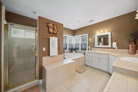 Bath - 16281 Valparaiso Way, Redding, CA 96001 photo 1 of 4