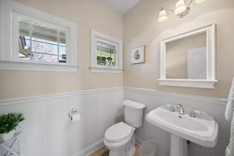 Bath - 16281 Valparaiso Way, Redding, CA 96001 photo 4 of 4