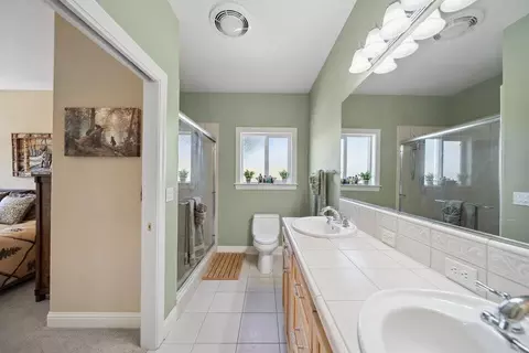 Bath - 16281 Valparaiso Way, Redding, CA 96001 photo 3 of 4
