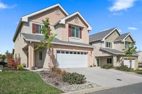 2662 Brooklyn Ln, Redding, CA 96003