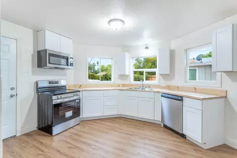 Kitchen - 10251027 Parkview Ave, Redding, CA 96001 photo 1 of 5