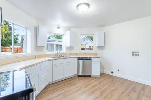 Kitchen - 10251027 Parkview Ave, Redding, CA 96001 photo 2 of 5