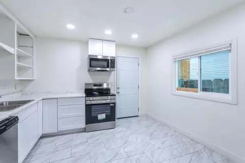 Kitchen - 10251027 Parkview Ave, Redding, CA 96001 photo 4 of 5