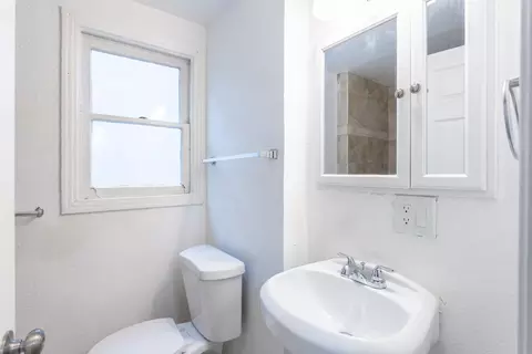 Bath - 10251027 Parkview Ave, Redding, CA 96001 photo 1 of 5