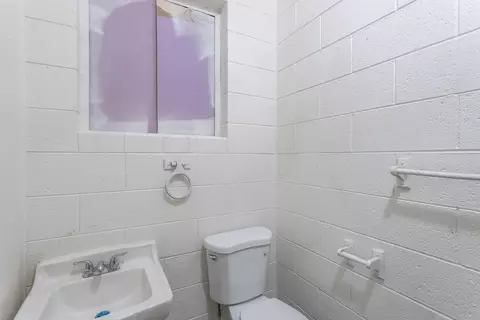 Bath - 10251027 Parkview Ave, Redding, CA 96001 photo 5 of 5
