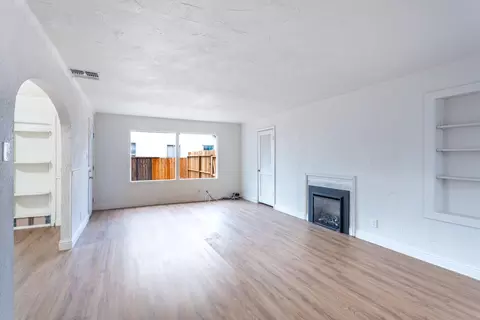 Living - 10251027 Parkview Ave, Redding, CA 96001 photo 2 of 8
