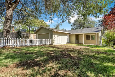 12097 Shaver Ln, Redding, CA 96003
