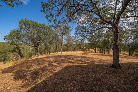 Exterior - 19600 Sunshine Dr, Red Bluff, CA 96080 photo 5 of 8