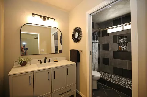 Bath - 3591 Adams Ln, Redding, CA 96002 photo 2 of 3